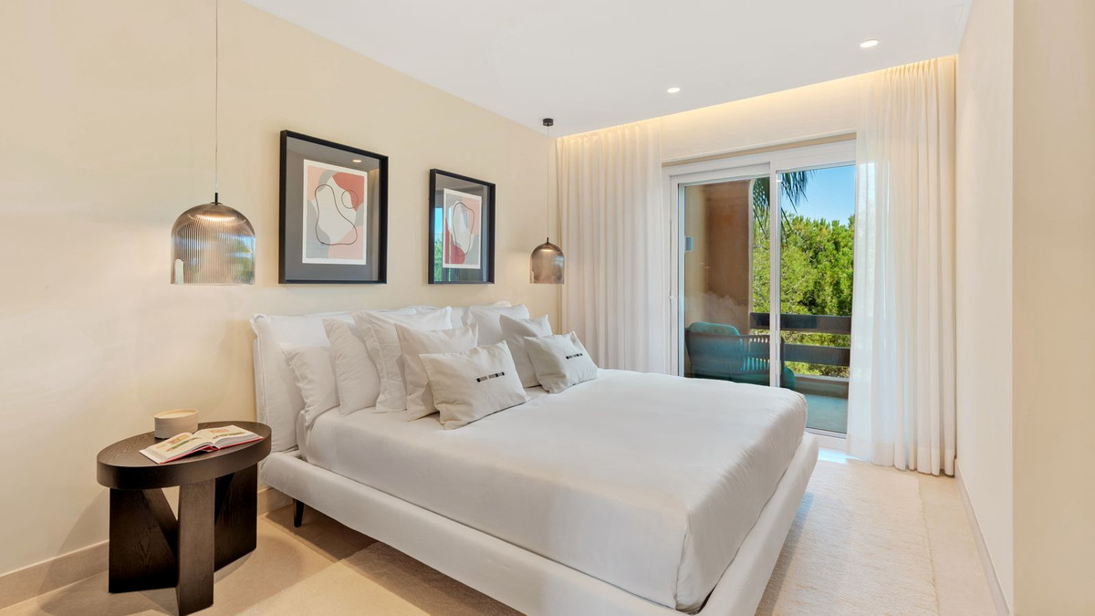 Middle Floor Apartment in New Golden Mile 2/5